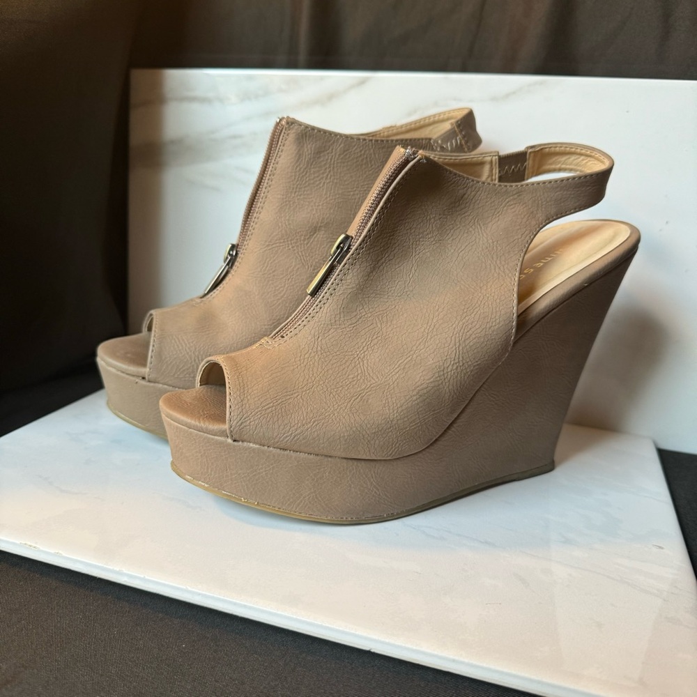 Chinese Laundry Z Dynasty Taupe Wedge heel peep toe sandals size 9.5